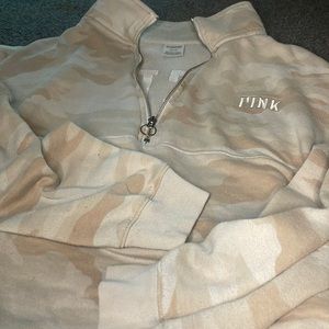 Camo hoodie from pink! 👸🏻🌸 $19🤍 great condition, medium but oversized